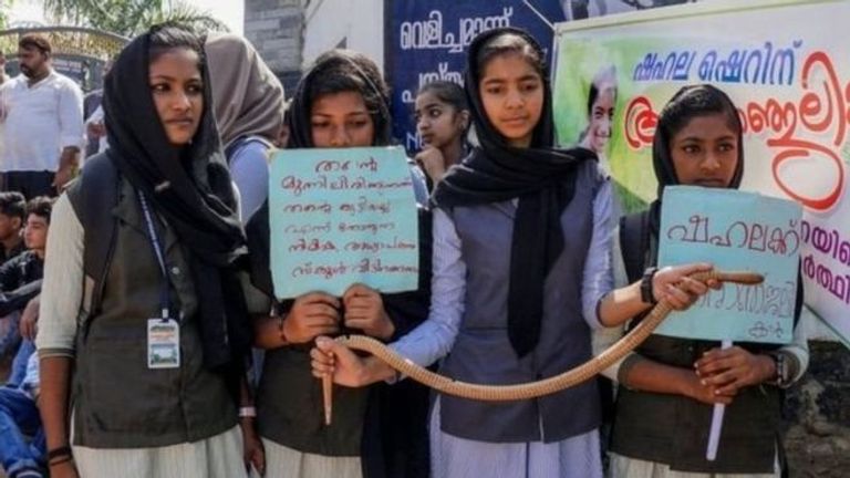 ثعبان يلدغ تلميذة في مدرسة هندية