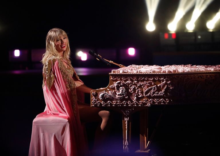 تايلور سويفت بعد تسلمها الجوائز