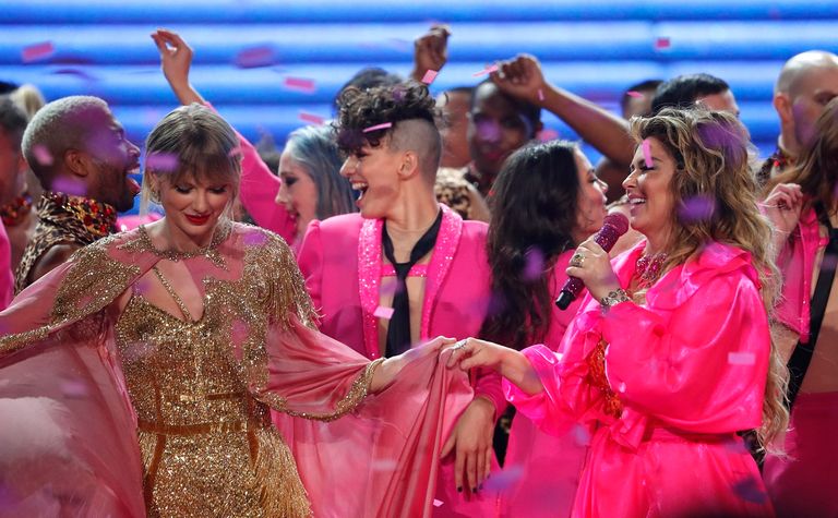 تايلور سويفت بعد تسلمها الجوائز