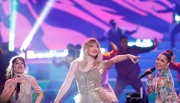 تايلور سويفت بعد تسلمها الجوائز