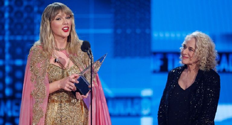 تايلور سويفت بعد تسلمها الجوائز