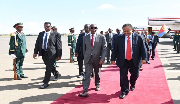 حمدوك لدى وصوله إلى العاصمة الإريترية