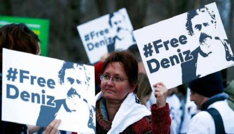 وقفة للمطالبة بإطلاق سراح الصحفي الألماني يوجيل خلال احتجازه بتركيا