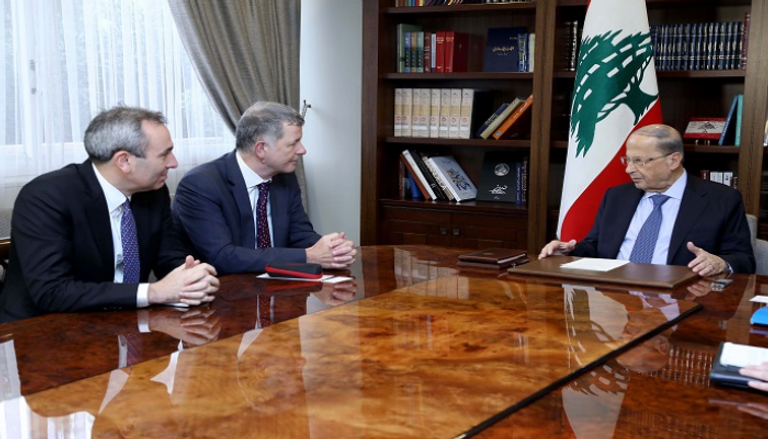 الموفد البريطاني السفير مور خلال لقاء الرئيس اللبناني ميشال عون