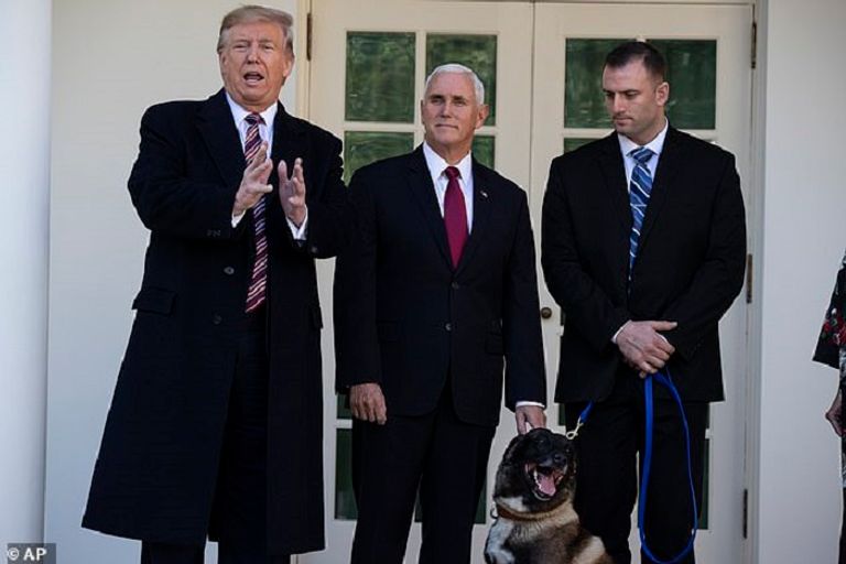 ترامب عقب تكريم الكلب الموهوب كونان 