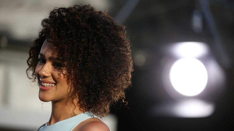 "ميساندي في مصر".. ناتالي إيمانويل بطلة "صراع العروش" تزور الأقصر