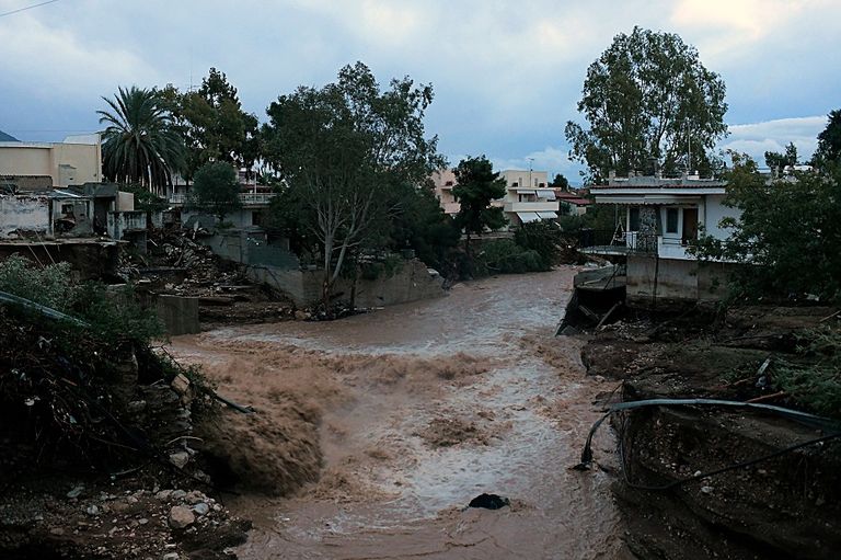 عاصفة تضرب اليونان وتتسبب بفيضانات وانهيارات أرضية