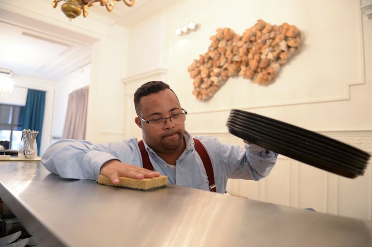 مطعم يعاني طاقمه من متلازمة داون يتفوق على مئات المنافسين في بروكسل