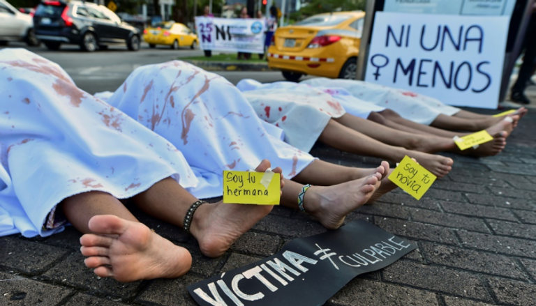 تظاهرة تكريما لضحايا جرائم قتل نساء في بنما في 25 نوفمبر