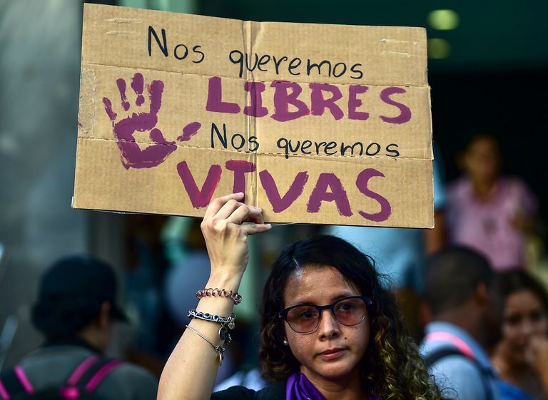 تظاهرة تكريما لضحايا جرائم قتل نساء في بنما في 25 نوفمبر