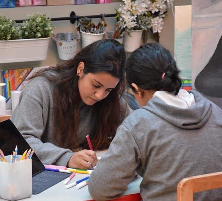 نور النمر مع إحدى ممرضات مستشفى 57357