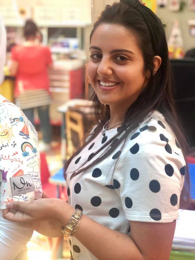 نور النمر مع إحدى ممرضات مستشفى 57357