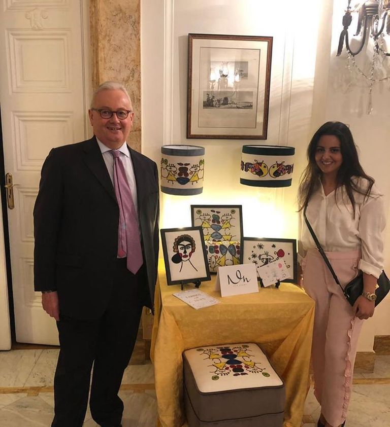 نور النمر مع إحدى ممرضات مستشفى 57357