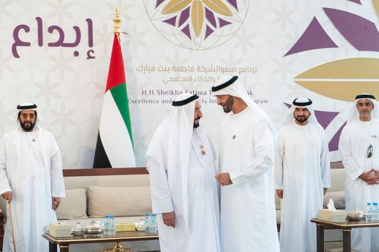 الشيخ محمد بن زايد آل نهيان يقلد حاكم الشارقة وسام "أم الإمارات"