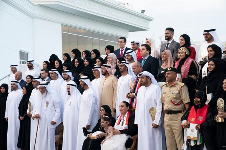 الشيخ محمد بن زايد آل نهيان يقلد حاكم الشارقة وسام "أم الإمارات"