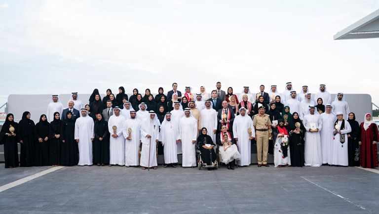 الشيخ محمد بن زايد آل نهيان يقلد حاكم الشارقة وسام "أم الإمارات"