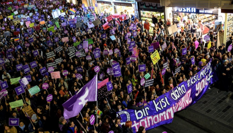 مظاهرات تطالب بالقضاء على العنف ضد المرأة في تركيا
