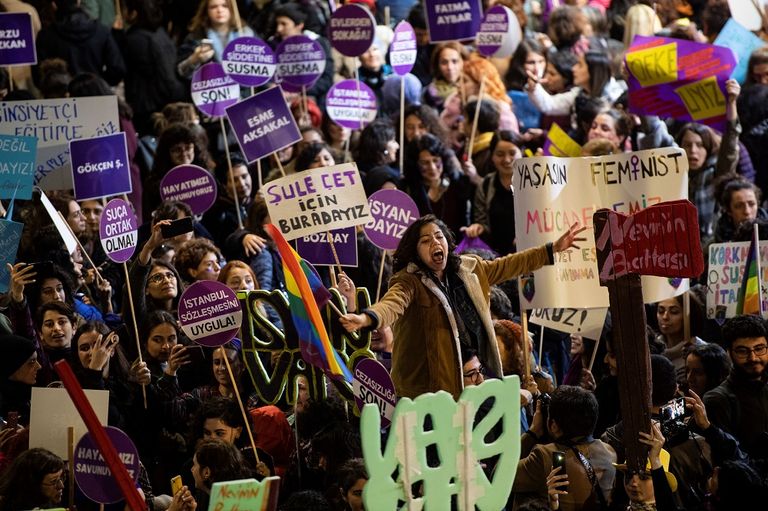 مظاهرات تطالب بالقضاء على العنف ضد المرأة في تركيا