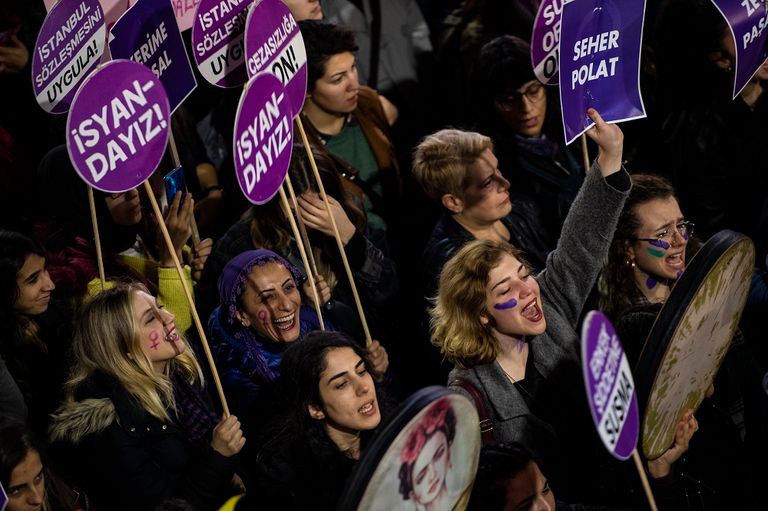 مظاهرات تطالب بالقضاء على العنف ضد المرأة في تركيا