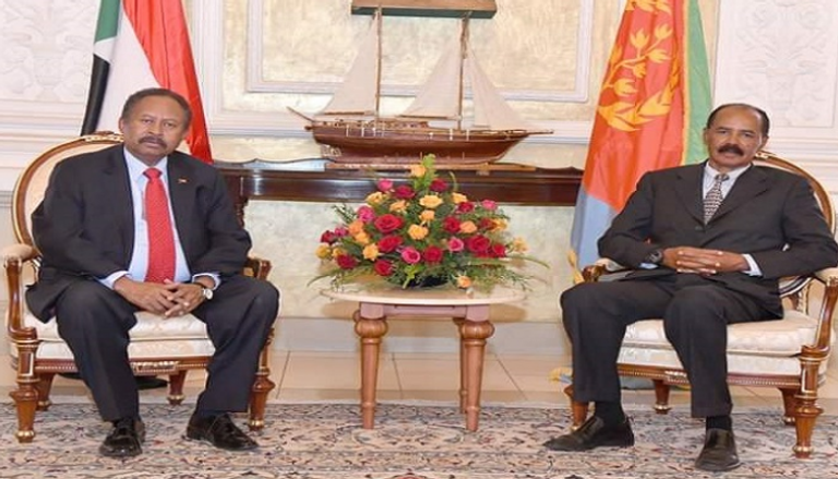 الرئيس الإريتري خلال لقاء رئيس الوزراء السوداني في أسمرة