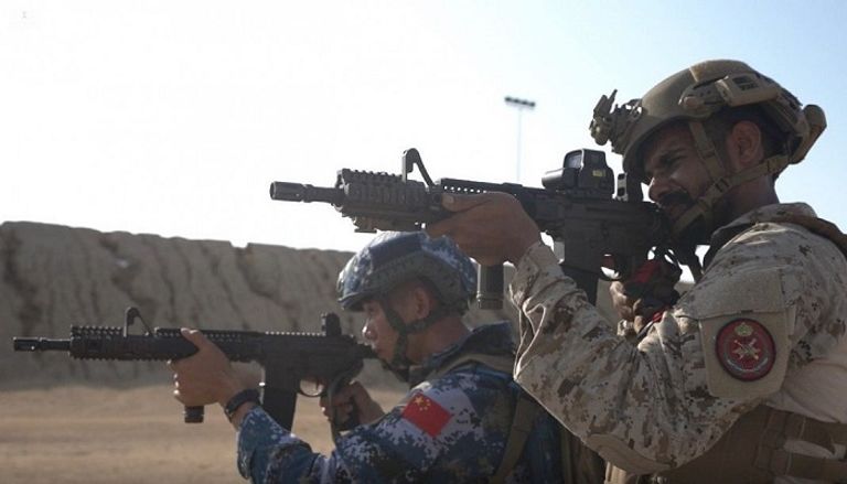  عناصر القوات البحرية السعودية ونظيرتها الصينية خلال المناورات
