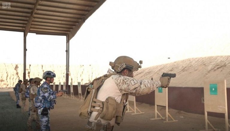  عناصر القوات البحرية السعودية ونظيرتها الصينية خلال المناورات