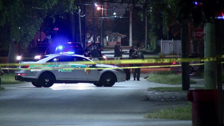 سيارات شرطة في موقع إطلاق النار