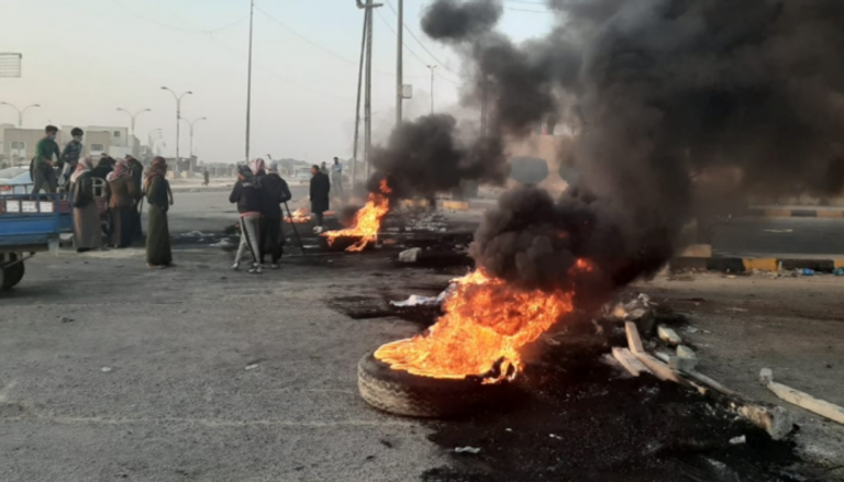عراقيون يغلقون أحد الشوارع في محافظة النجف 