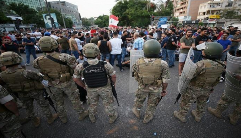 عناصر من الجيش اللبناني تحمي المتظاهرين