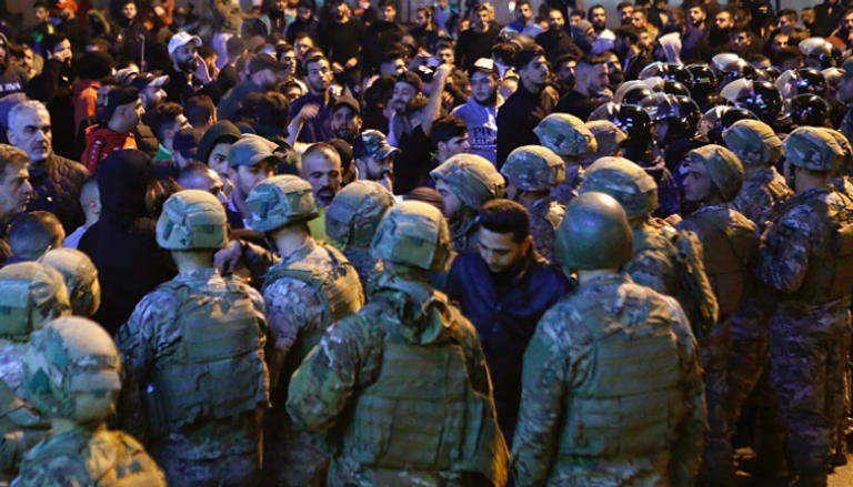 الجيش اللبناني يفصل بين المتظاهرين والمليشيات