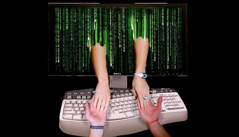 علاقة عبر الإنترنت تنتهي بالنصب
