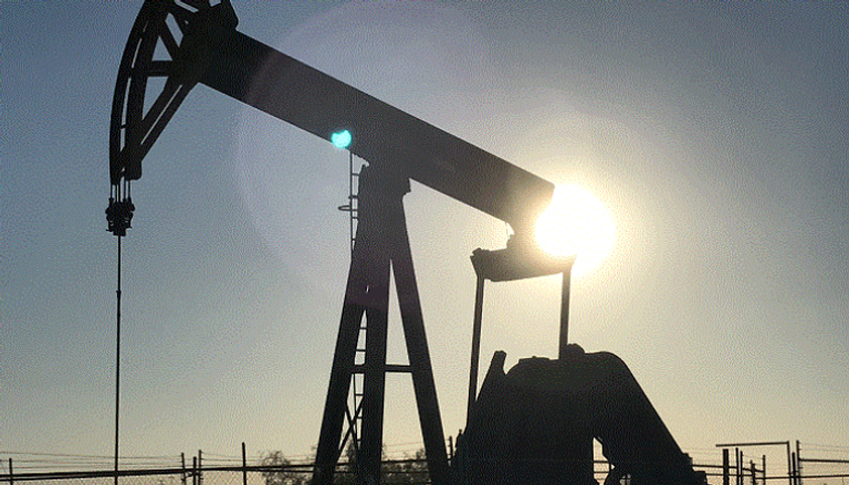 النفط يتراجع مع تنامي مخزونات أمريكا