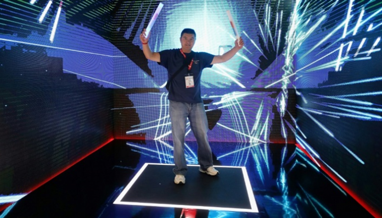 رجل يلعب "بيت سايبر" خلال معرض "إي 3" لألعاب الفيديو في لوس أنجلوس