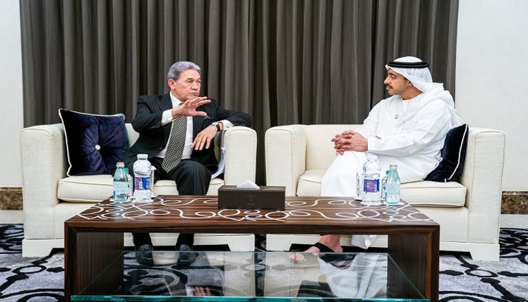 الشيخ عبدالله بن زايد آل نهيان خلال استقبال ونستون بيترز 