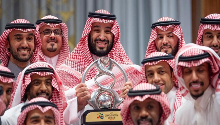ولي العهد السعودي بصحبة لاعبي وإداريي الهلال