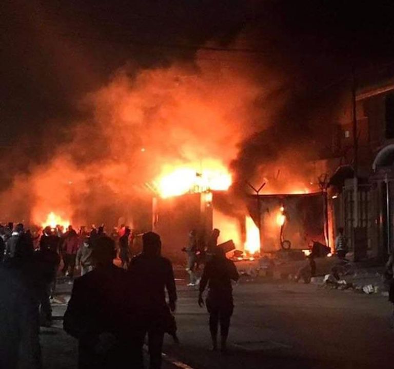 محتجون يحرقون قنصلية إيران بالنجف محتجون يحرقون قنصلية إيران بالنجف