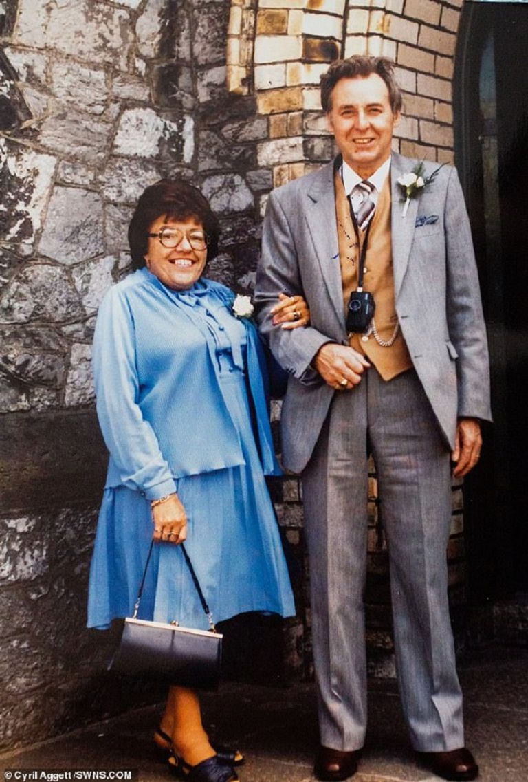 الطلاب سعداء بالتخفيف عن عزلة جارهم العجوز