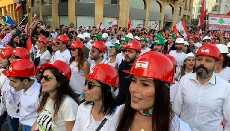المرأة اللبنانية.. قوة دافعة للاحتجاجات وصوت الثورة ضد الفساد
