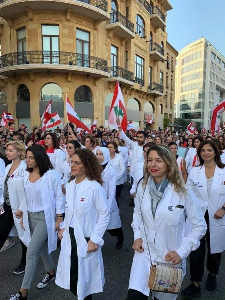 المرأة اللبنانية.. قوة دافعة للاحتجاجات وصوت الثورة ضد الفساد