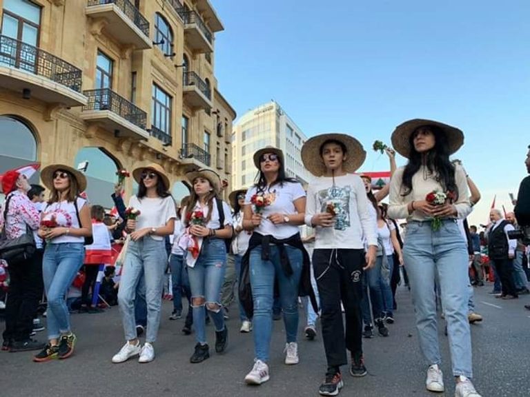 المرأة اللبنانية.. قوة دافعة للاحتجاجات وصوت الثورة ضد الفساد