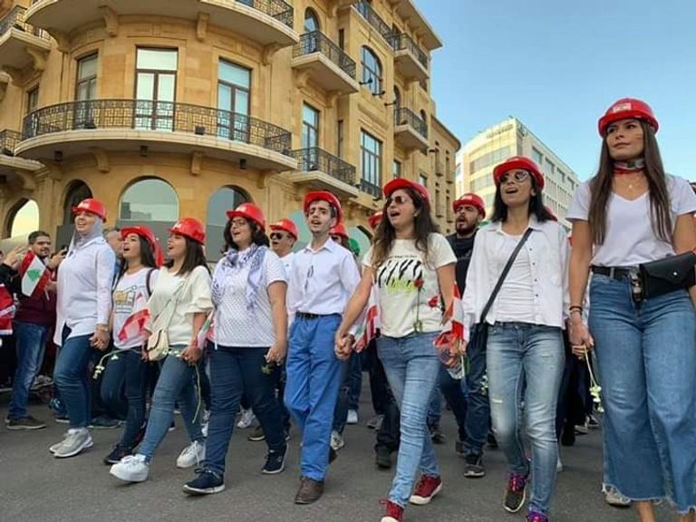 المرأة اللبنانية.. قوة دافعة للاحتجاجات وصوت الثورة ضد الفساد