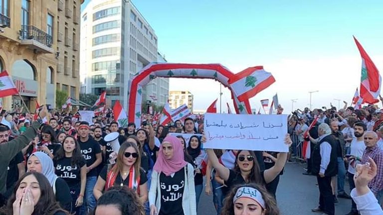 المرأة اللبنانية.. قوة دافعة للاحتجاجات وصوت الثورة ضد الفساد