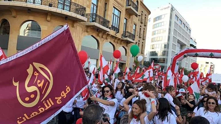 المرأة اللبنانية.. قوة دافعة للاحتجاجات وصوت الثورة ضد الفساد