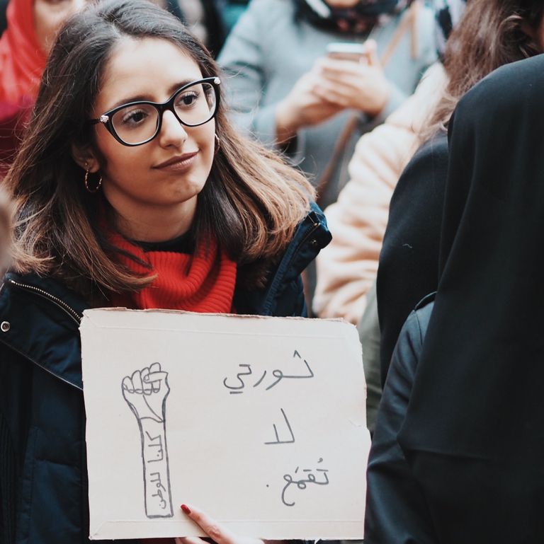 المرأة اللبنانية.. قوة دافعة للاحتجاجات وصوت الثورة ضد الفساد