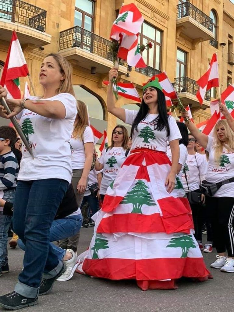 المرأة اللبنانية.. قوة دافعة للاحتجاجات وصوت الثورة ضد الفساد