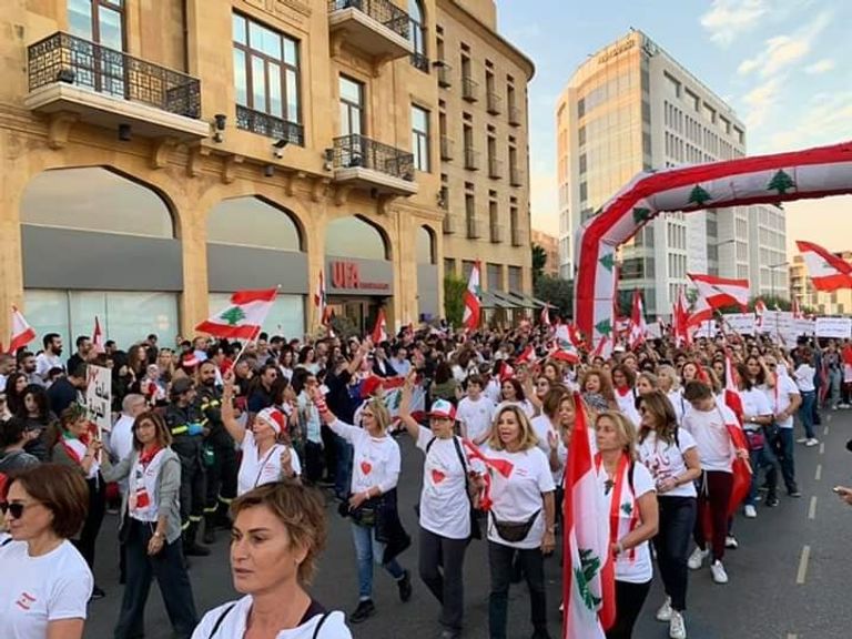 المرأة اللبنانية.. قوة دافعة للاحتجاجات وصوت الثورة ضد الفساد