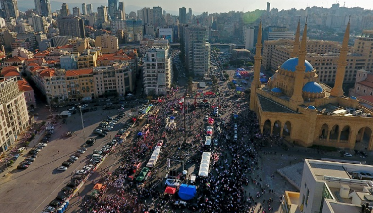الموظفون والشركات تحت مقصلة الانهيار الاقتصادي في لبنان