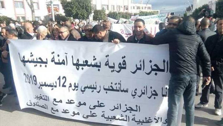 مظاهرة مؤيدة لإجراء الانتخابات الرئاسية بالجزائر