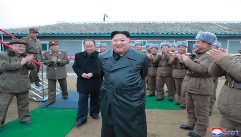 الزعيم الكوري الشمالي خلال إشرافه على عملية الاختبار