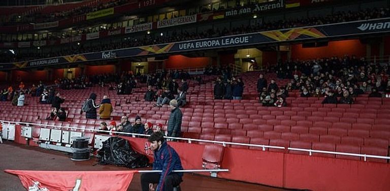 جماهير ملعب الإمارات